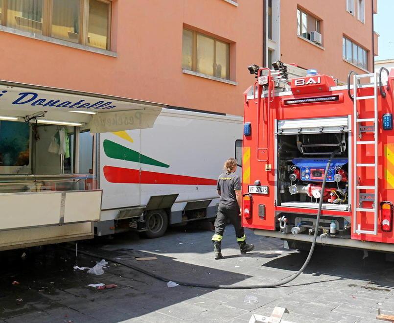 Fumo nel furgone: arrivano i pompieri