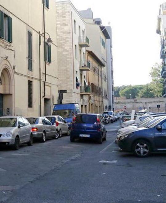 Scippa una donna e viene inseguito