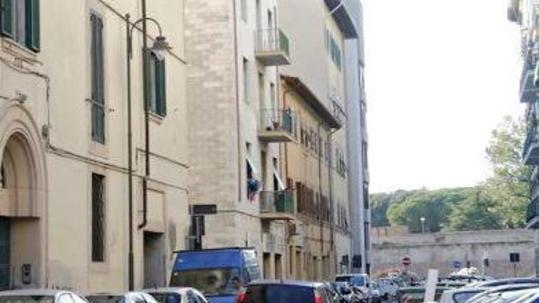 Scippa una donna e viene inseguito