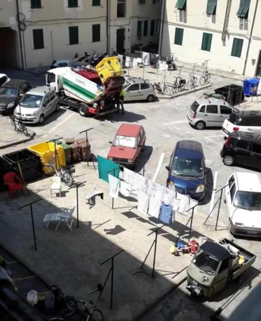 Porta a porta: in un video l’operatore mischia i rifiuti 