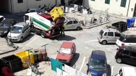 Porta a porta: in un video l’operatore mischia i rifiuti