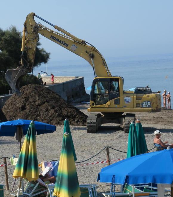 Spiaggia chiusa per metà, c’è la ruspa