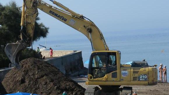 Spiaggia chiusa per metà, c’è la ruspa