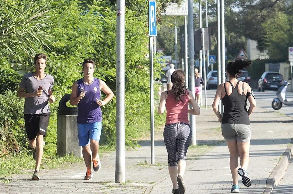 Il popolo dei camminatori ha trovato la sua casa tra Marina e Tirrenia
