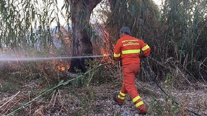 Tre fulmini provocano un incendio a Villaputzu