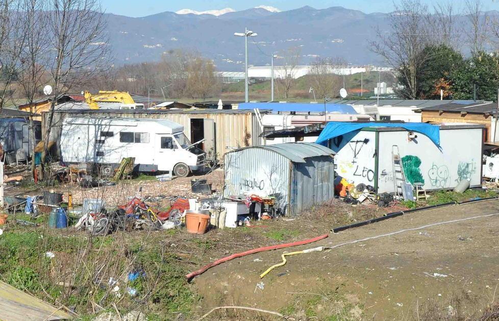 Il campo nomadi del Brusigliano, a due passi dall’ospedale San Jacopo (foto gori)