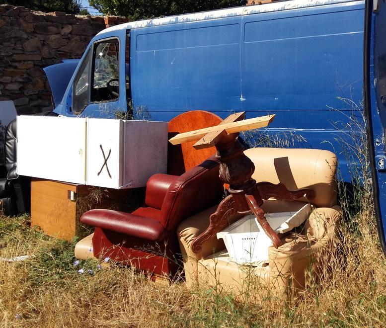 Il posteggio della chiesa è una discarica 
