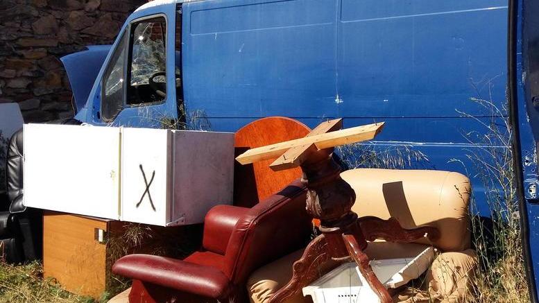 Il posteggio della chiesa è una discarica