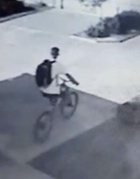 Ruba nel locale dell’attore Roberto Farnesi mentre i camerieri allestiscono le sale 
