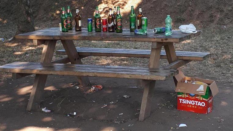 Bottiglie di birra abbandonate sulle Mura