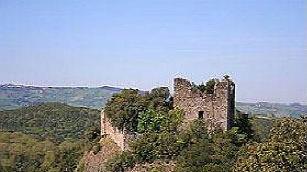 Al castello tra pic-nic selvaggi e degrado