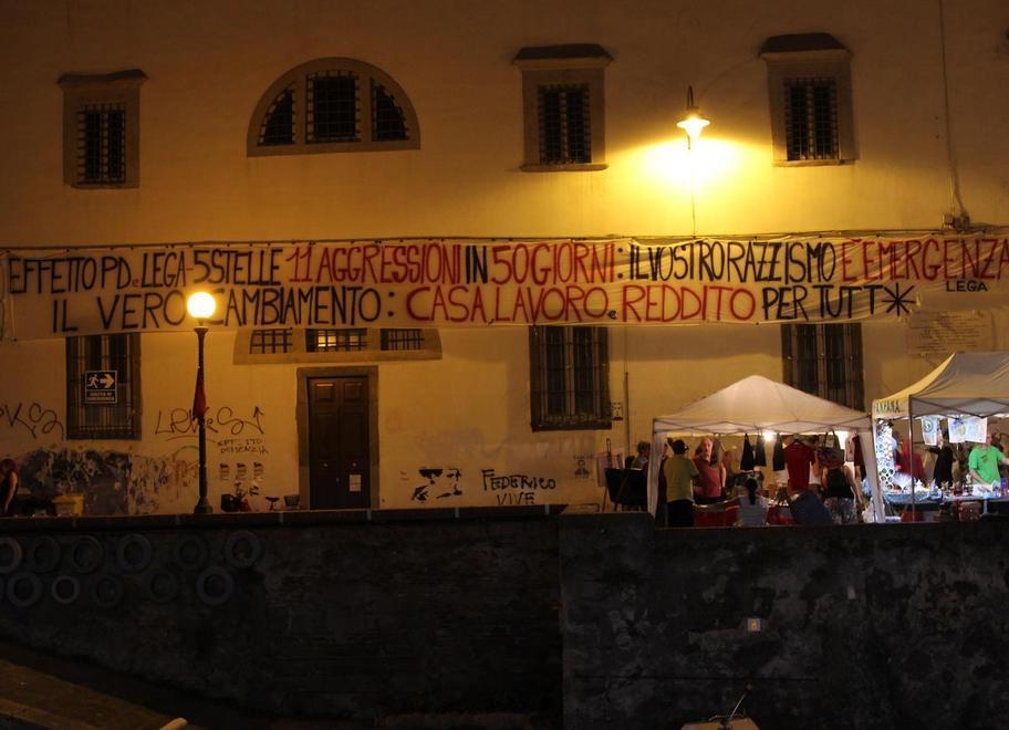 Striscione contro il governo cariche della polizia e feriti 