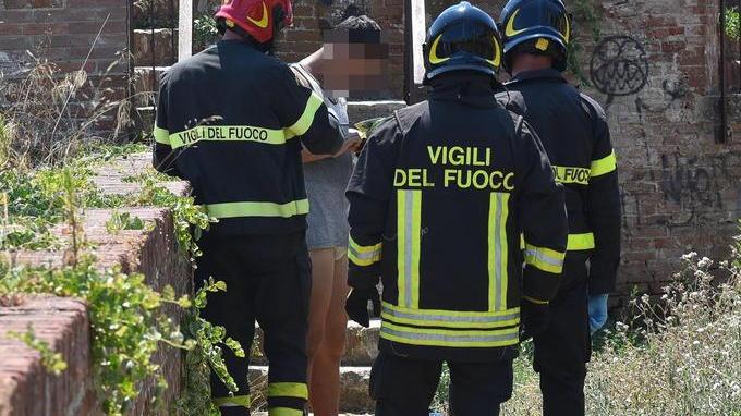 Urla seminudo sulle Mura e minaccia i vigili del fuoco