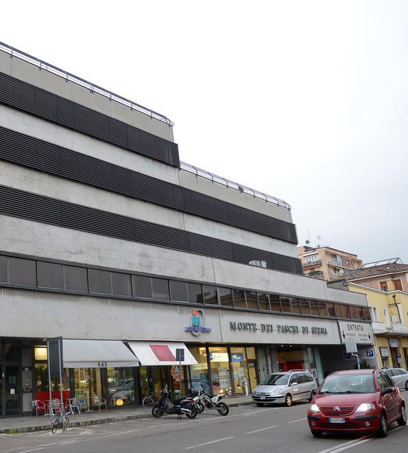 Piero Ferrari firma e dona il garage abusivo al Comune 