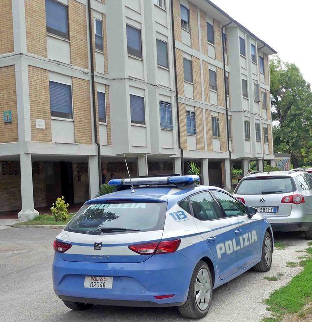 Telefona alla polizia «Io aggredita da 4 neri»