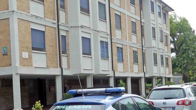 Telefona alla polizia «Io aggredita da 4 neri»