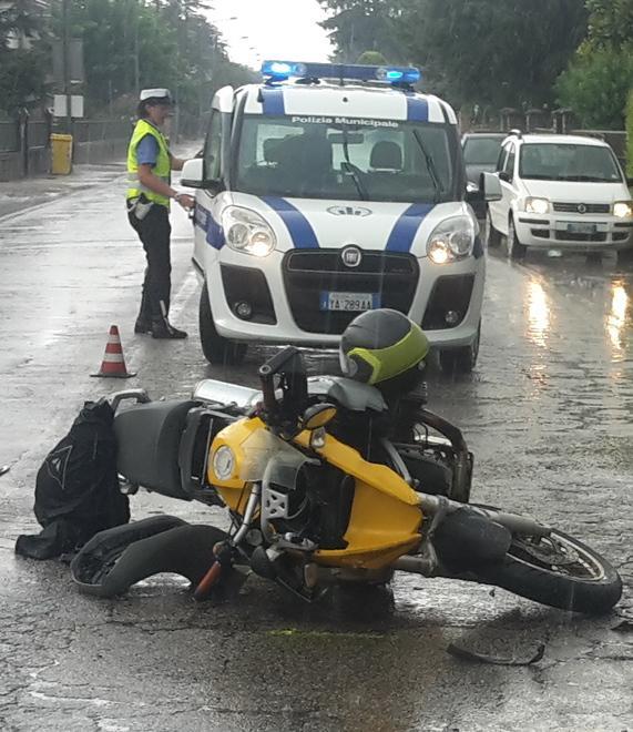 Motociclista ferito Schianto all’incrocio con un furgone