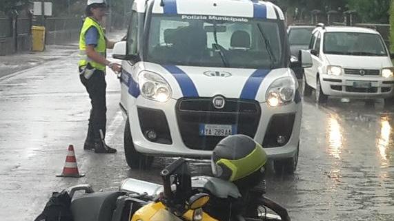 Motociclista ferito Schianto all’incrocio con un furgone