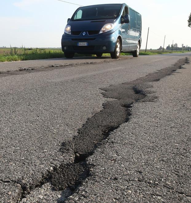 Rischia un frontale a causa delle buche Ci rimette una ruota 