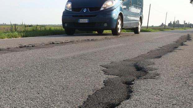 Rischia un frontale a causa delle buche Ci rimette una ruota