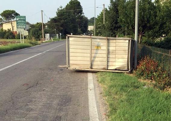 Camion perde cassone vuoto