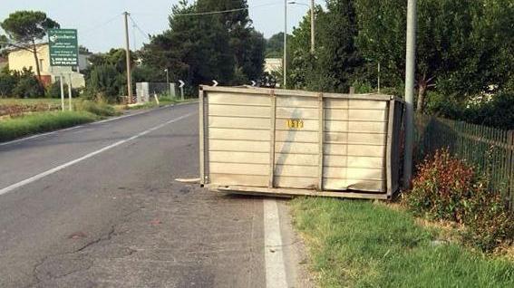 Camion perde cassone vuoto