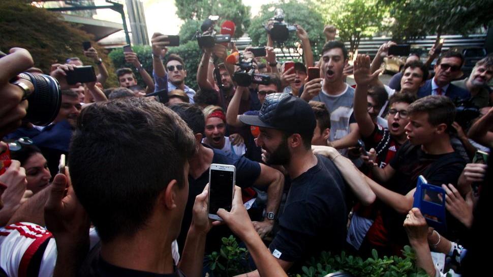 Primo giorno da rossonero Bagno di folla per Higuain