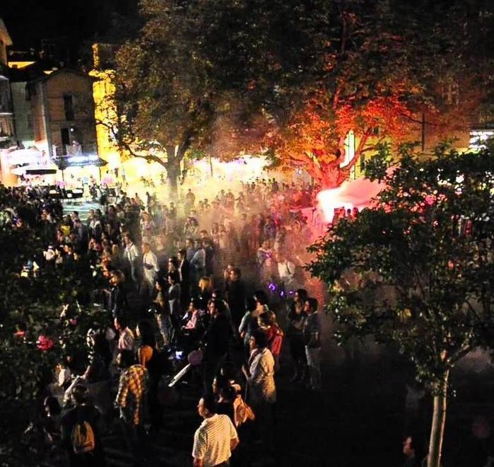 Domani la Notte Rosa porta cibo e musica nelle strade del centro 