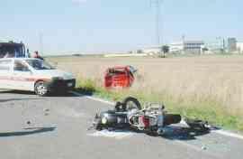 Muore nello scontro con un’auto 