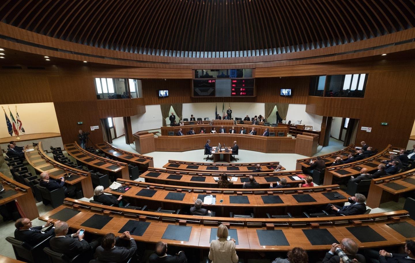 Gli stipendi dei politici sardi: tra paperoni e paperini 