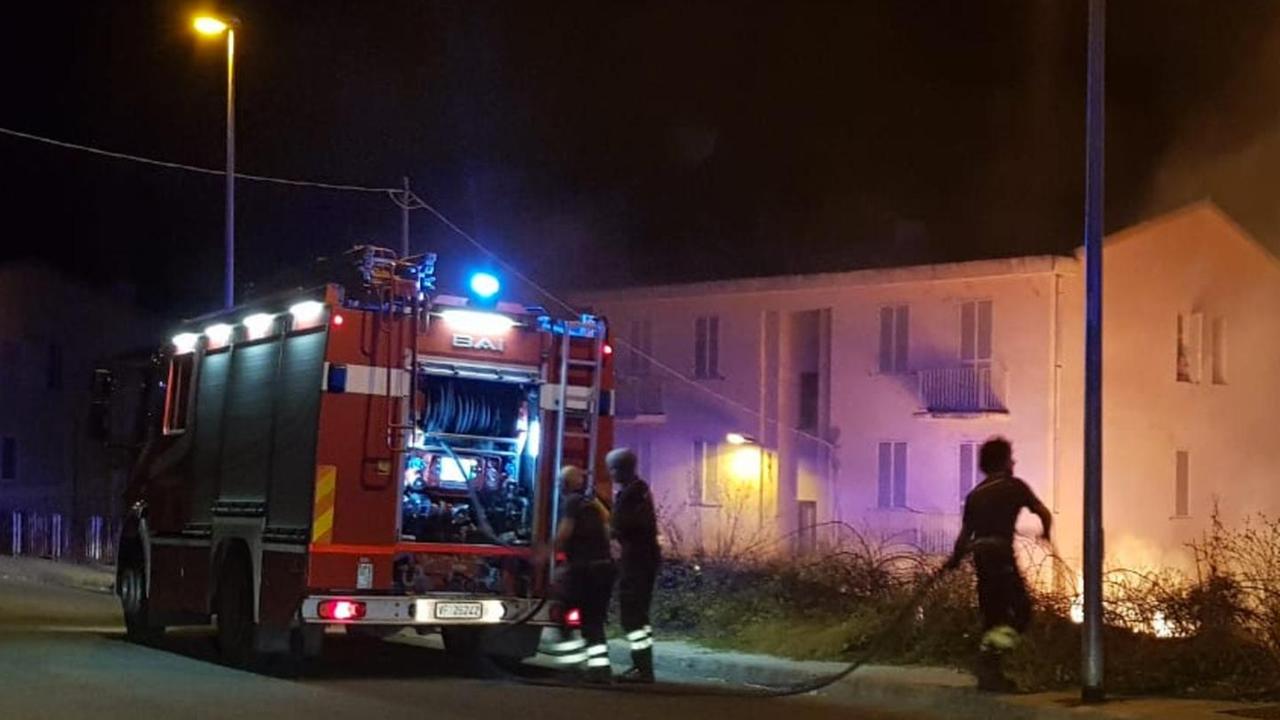 Le fiamme minacciano le case del “Trenino”