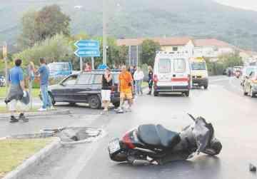 Muore scooterista nello scontro con un’auto 