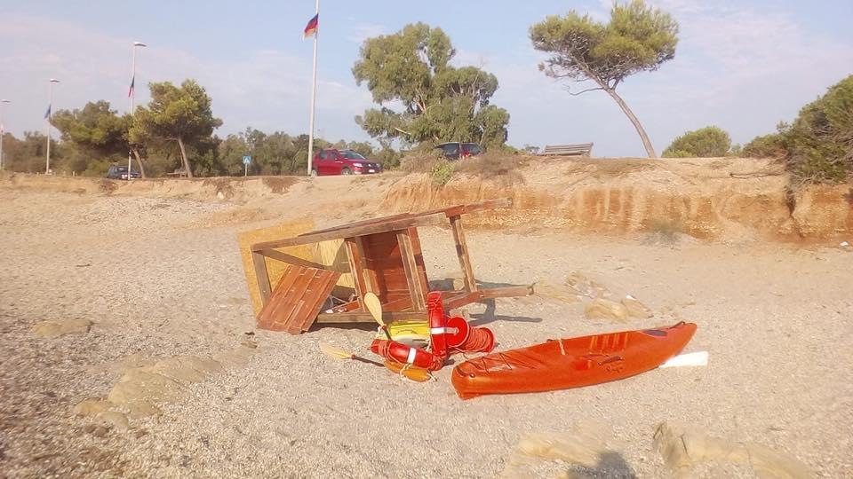 I vandali distruggono la torretta del bagnino a Porto Corallino