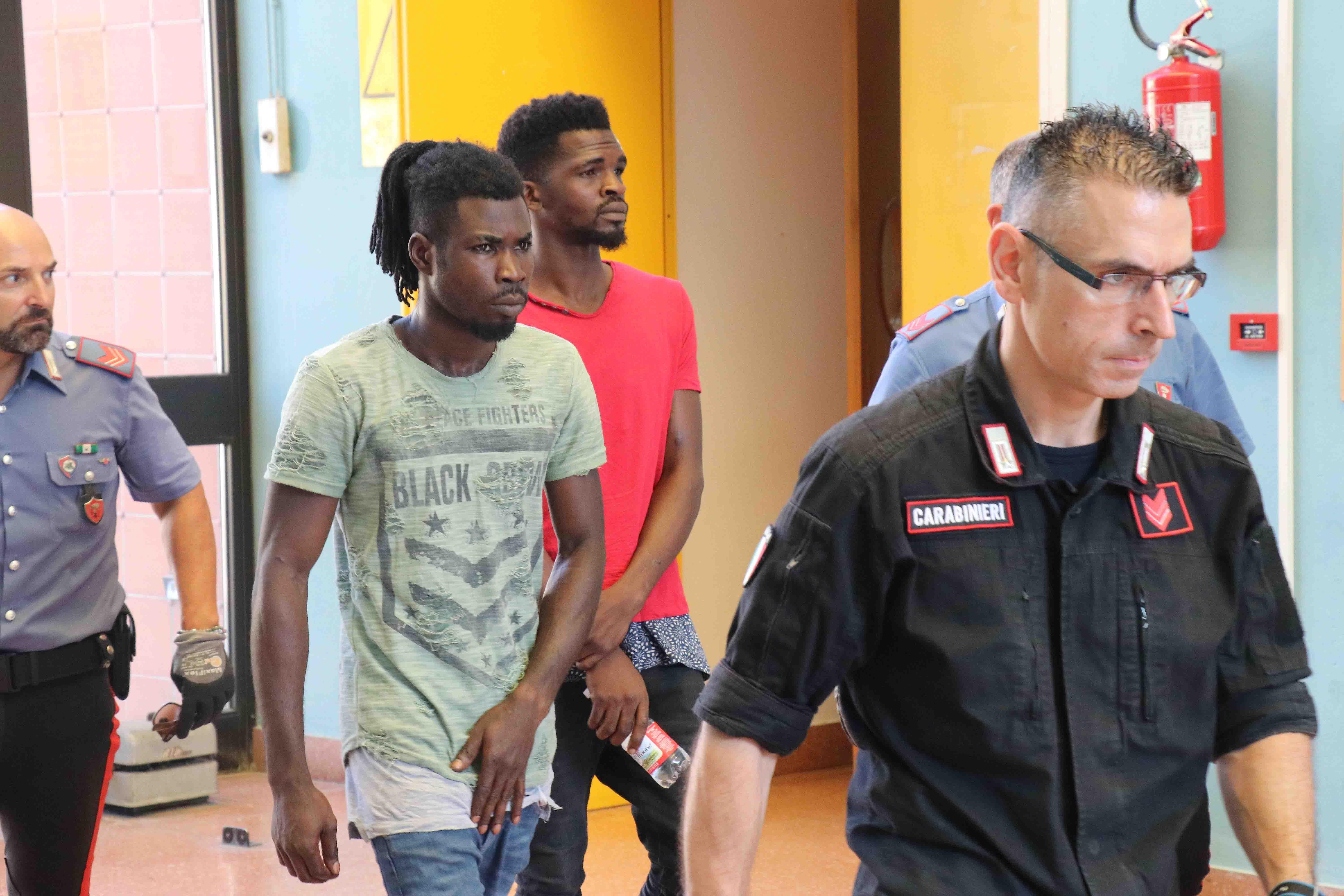 I due nigeriani in tribunale per il processo per direttissima