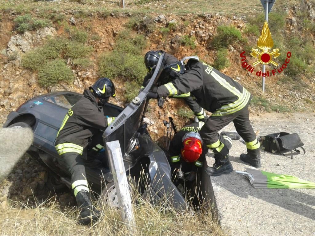 Con l'auto fuori strada, due feriti a Isili