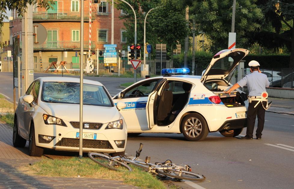 Carpi, passaggio a livello e gimkana ciclistica ad alto rischio