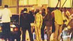 Accoltella un nigeriano, lo pestano a sangue