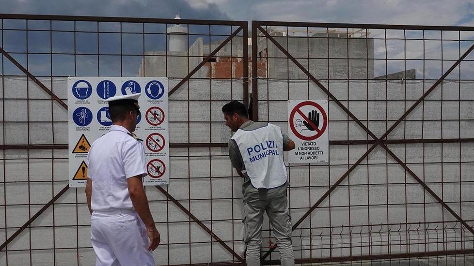 Municipale e Capitaneria, blitz dentro la struttura