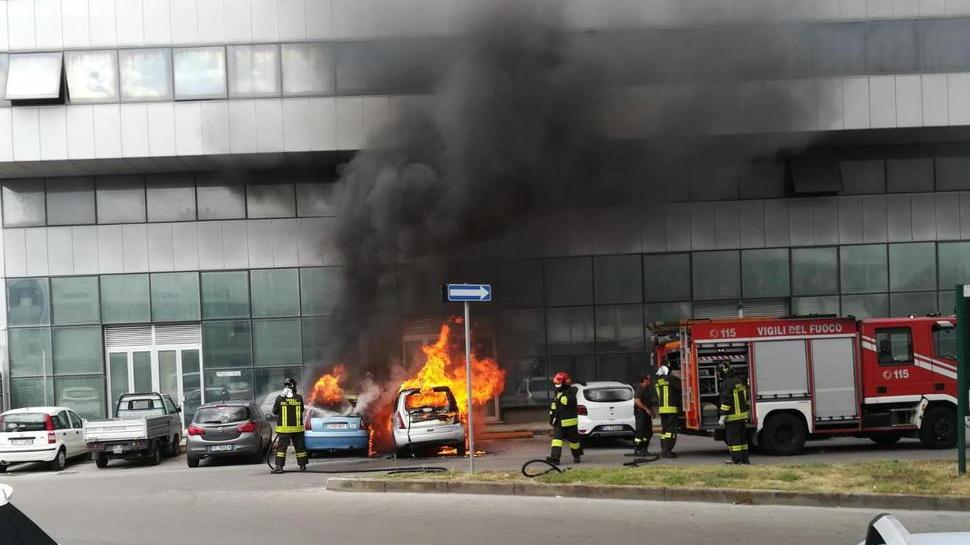 Auto bruciano alla Vetraia Indagini sulle cause