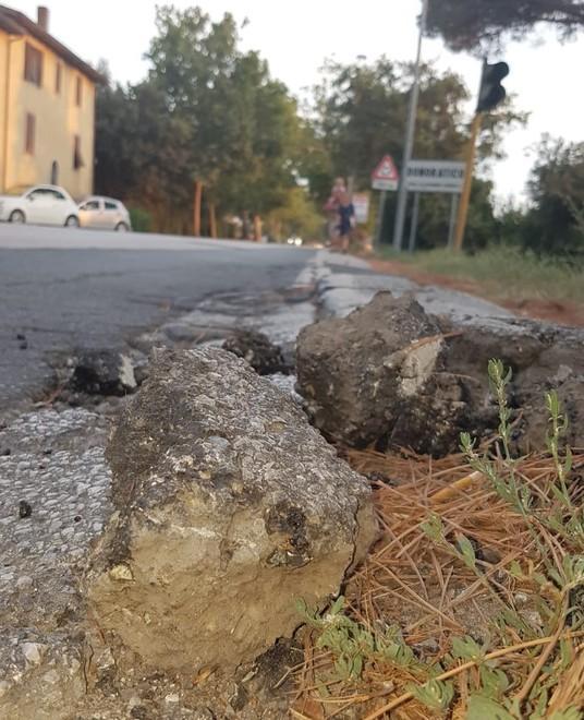 Via Aurelia, asfalto sconnesso in auto rischia il fuori strada 