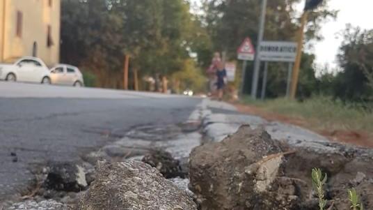 Via Aurelia, asfalto sconnesso in auto rischia il fuori strada