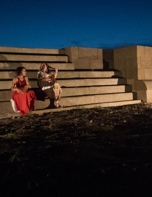 All’Acropoli la visita notturna con la guida di Larthia e Clodia 