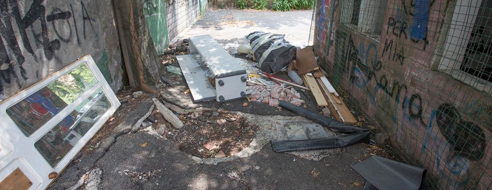 All’Ex Amcm una discarica abusiva tra i topi