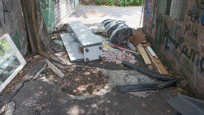 All’Ex Amcm una discarica abusiva tra i topi