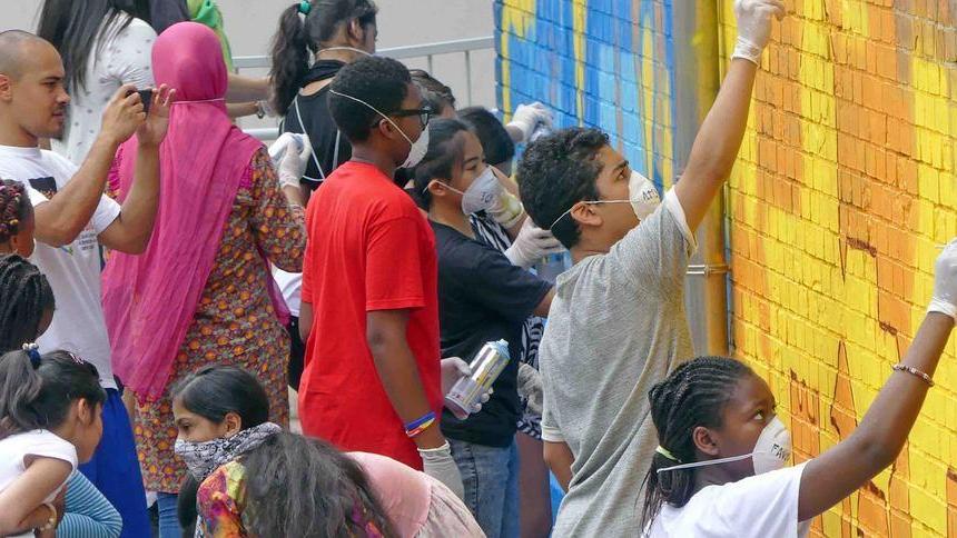 Murales alla Govoni Nessun imbrattamento ma un vero laboratorio