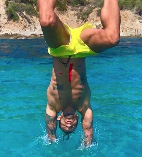Il tuffo di Marco Carta 