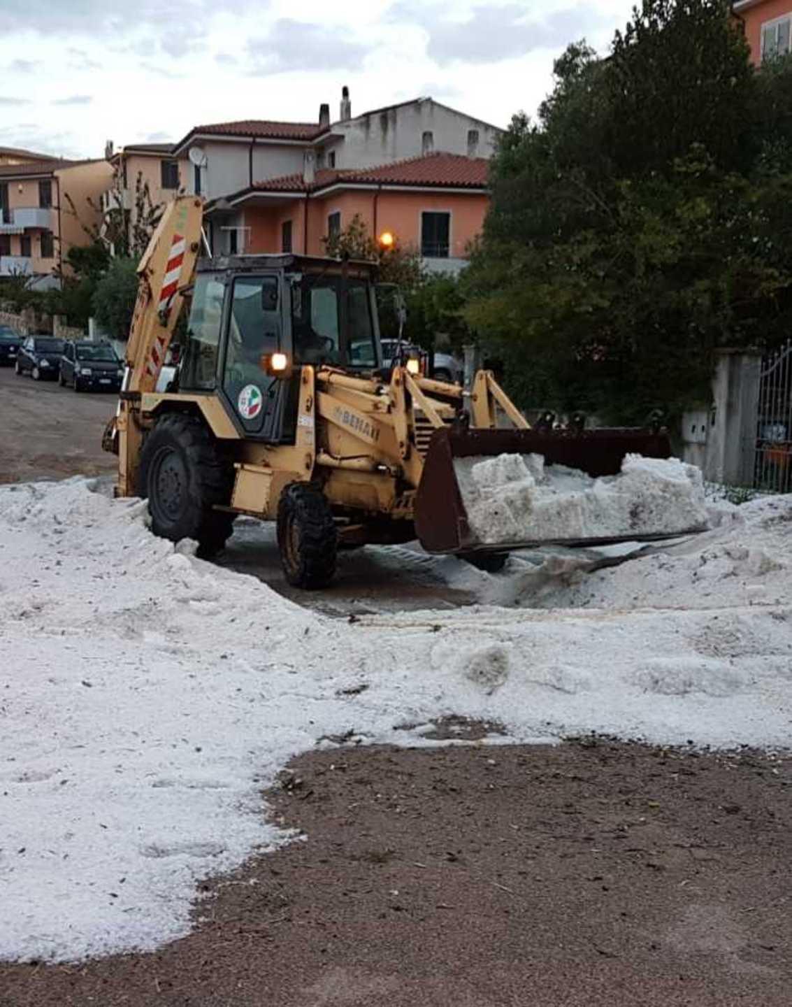 Estate pazza in Sardegna, tra caldo record e violente grandinate 