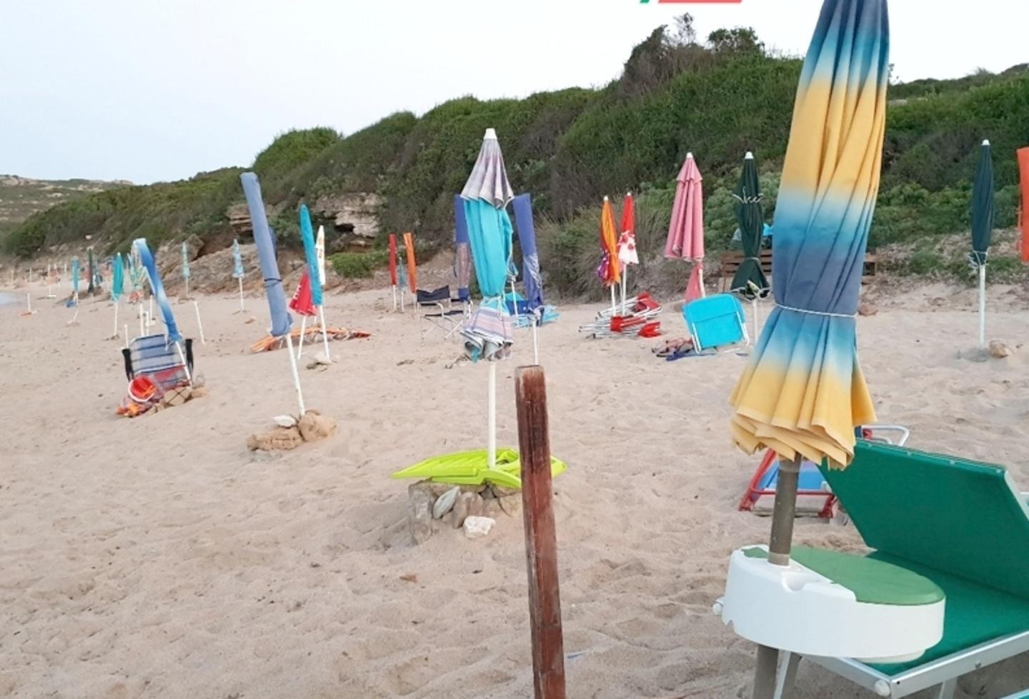 La Maddalena, maxi sequestro di ombrelloni 