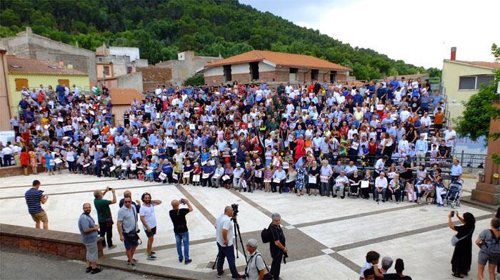 A Banari tutto il paese in posa per la foto di gruppo più grande del mondo