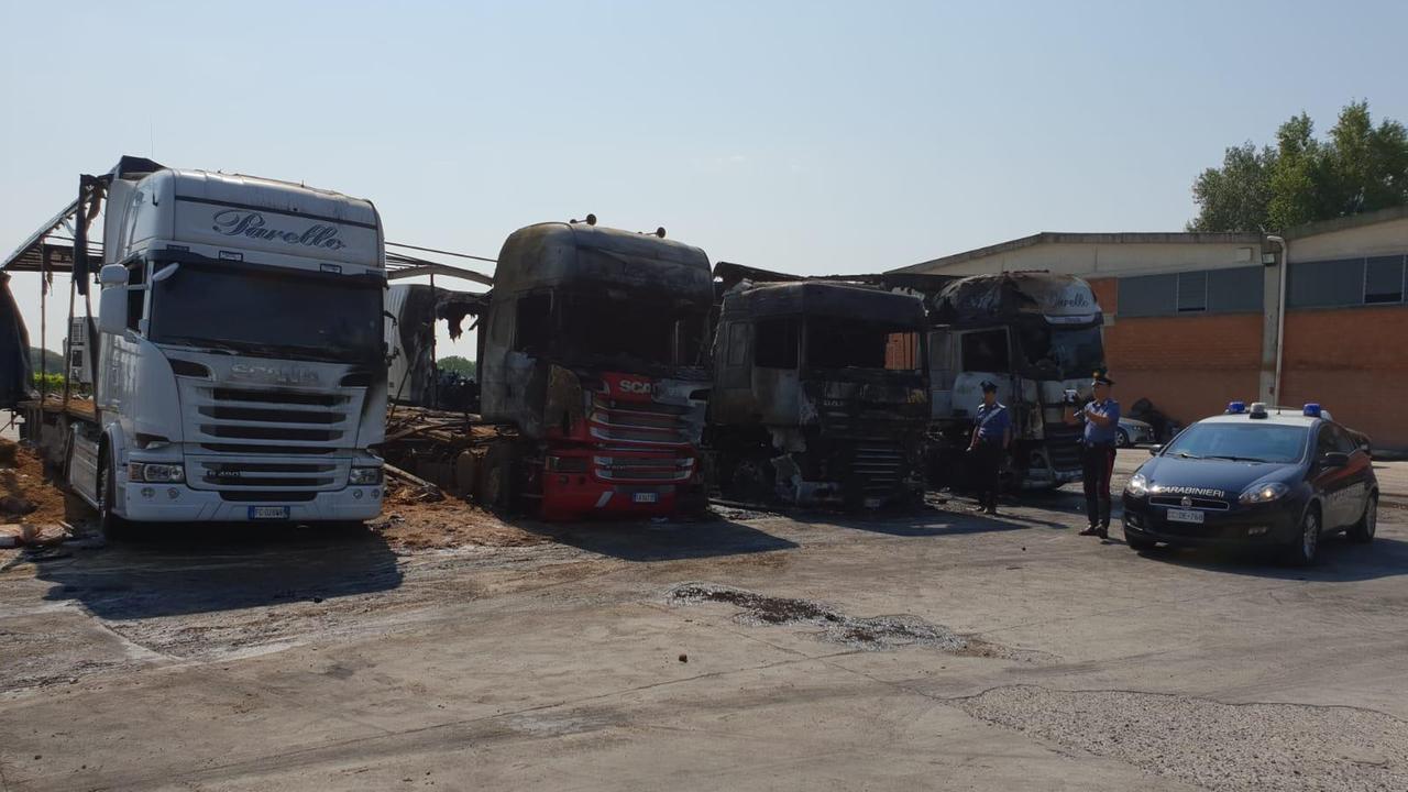 Cadelbosco Sopra, quattro camion a fuoco nella notte: indagano i carabinieri